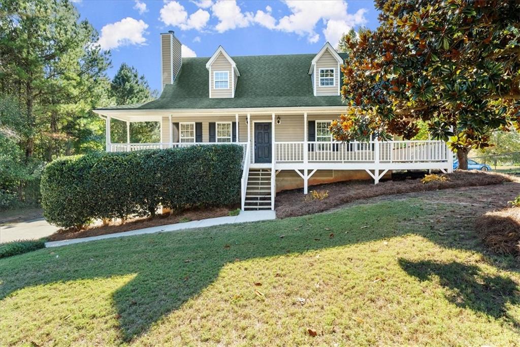 a view of a house with a yard