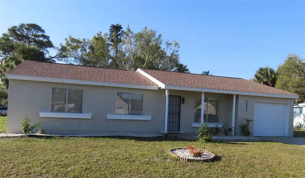 a view of a house with backyard and garden