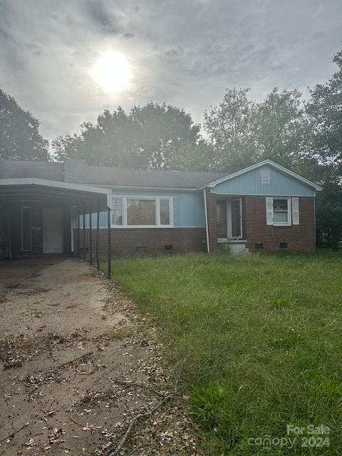 a view of a house with a backyard