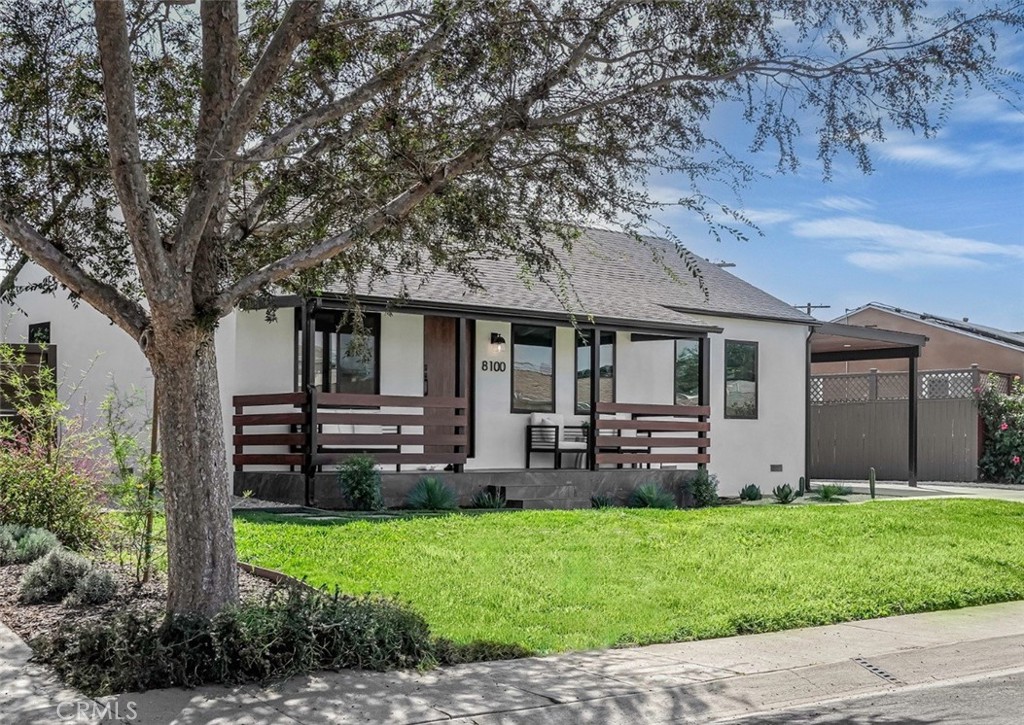 a view of a house with backyard and a garden