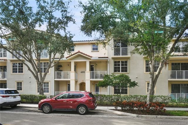 $399,900 | 4892 Chancellor Drive, Unit 22 | Village at Abacoa Condominium