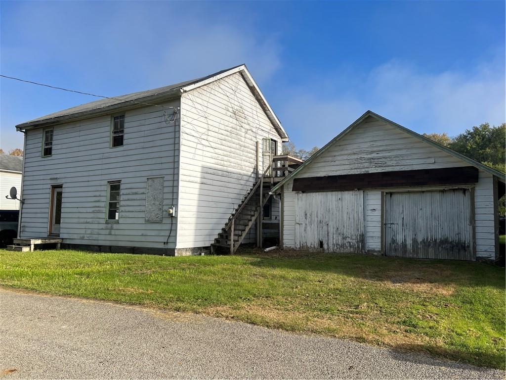 a view of a house with a yard