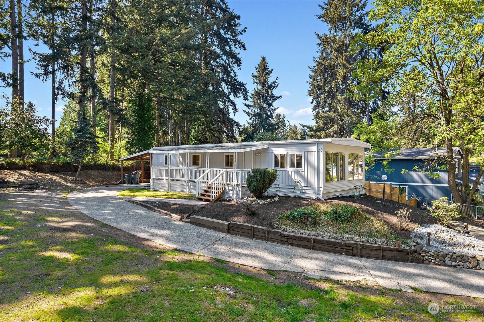 a view of a house with backyard