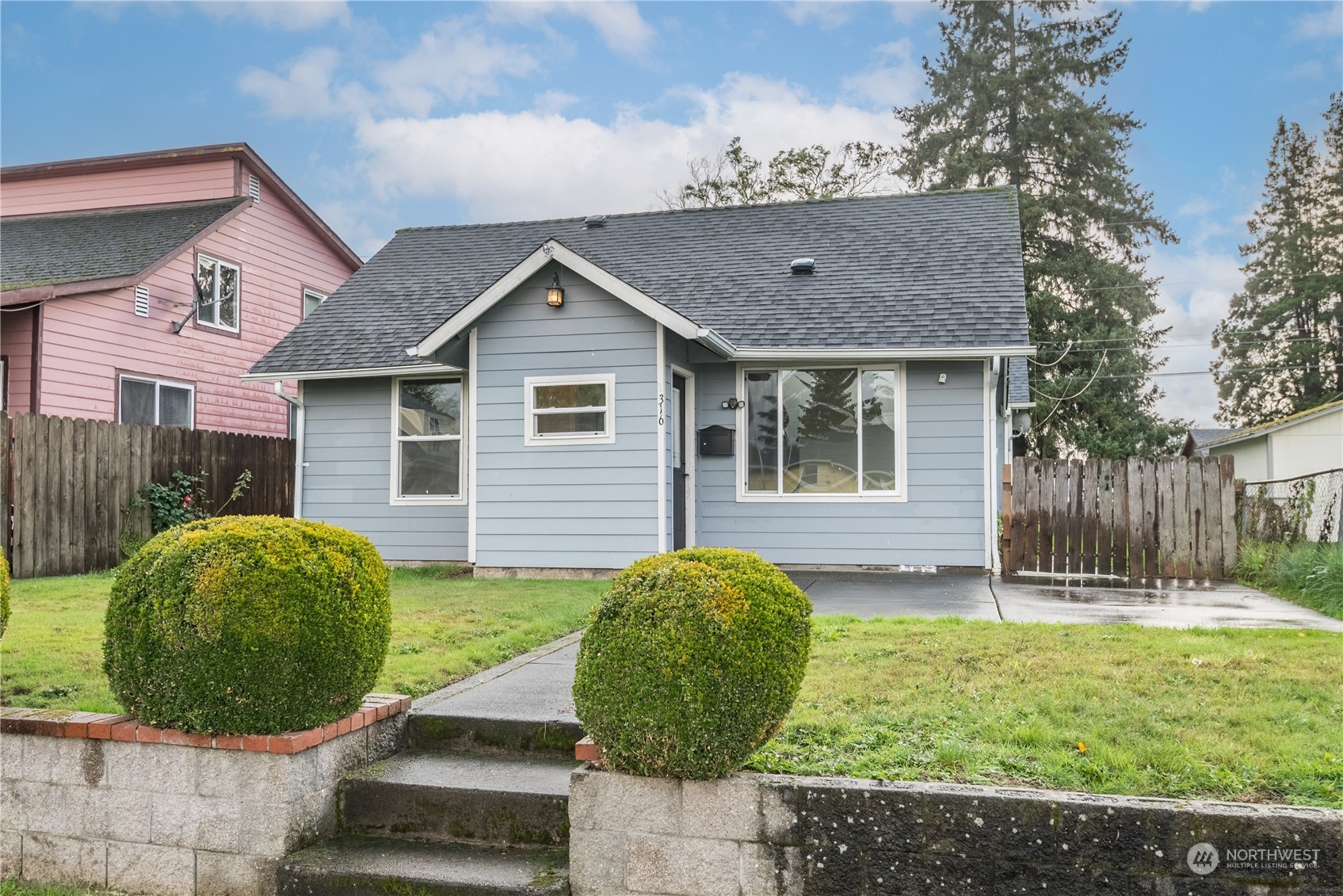 a view of a house with backyard and garden