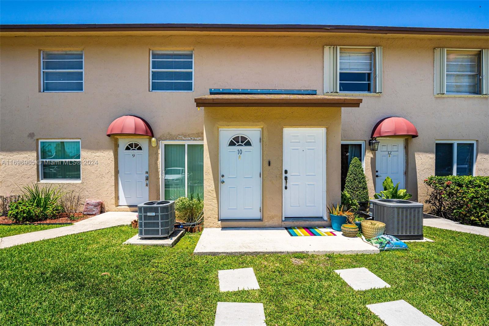 a front view of house with yard