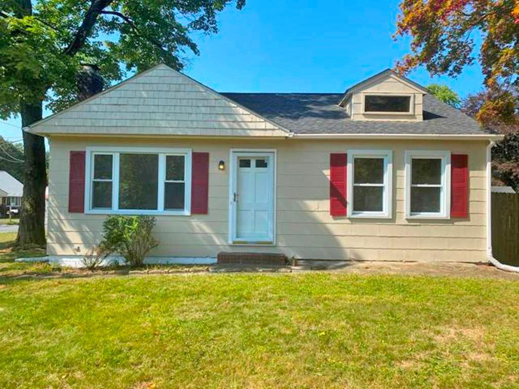 View of front of house with a front yard