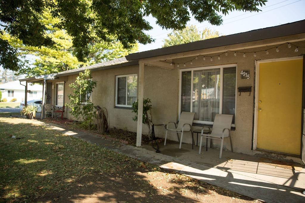 a view of backyard of the house