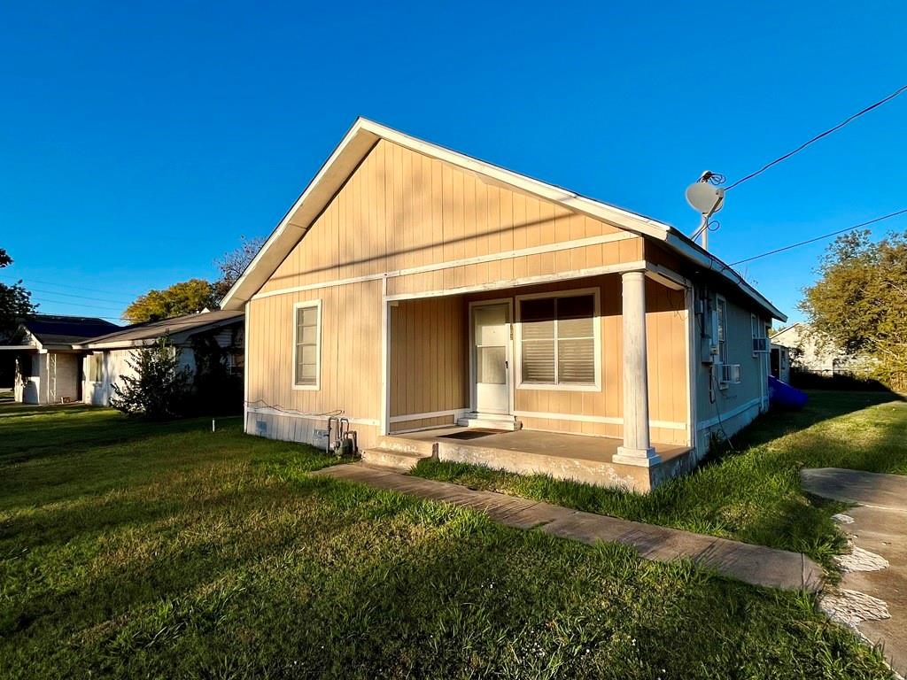 a view of a house with backyard