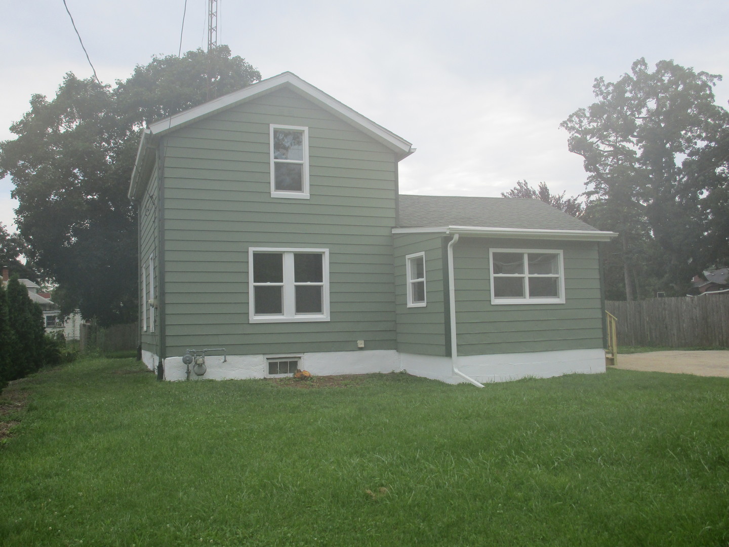 a house that is sitting in the grass