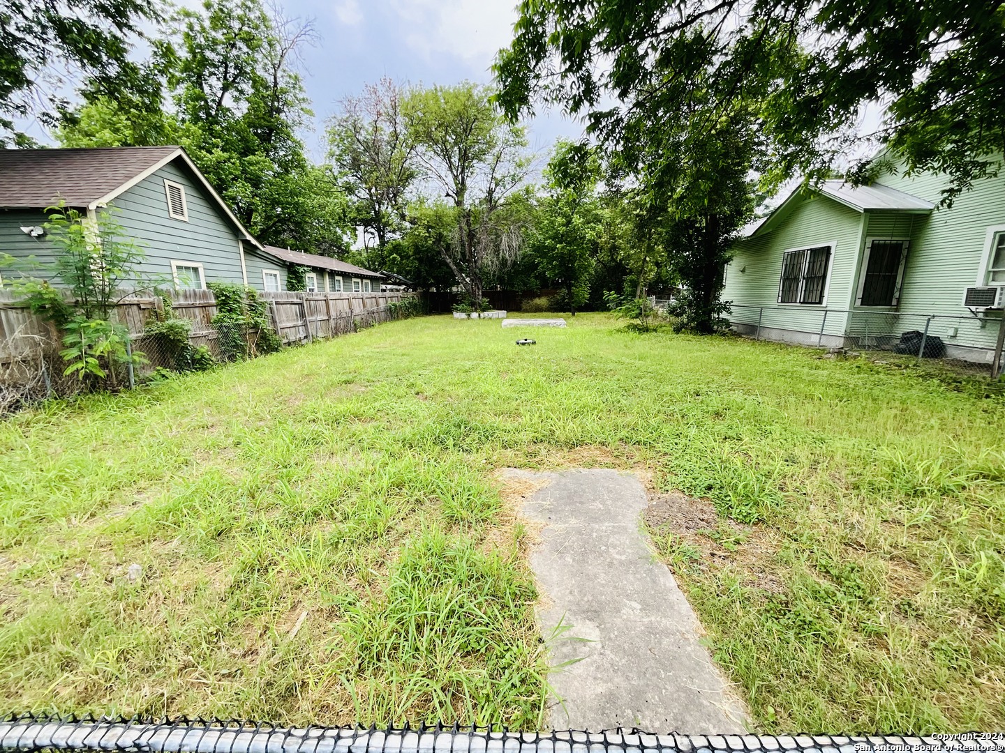 a view of a yard in front of house