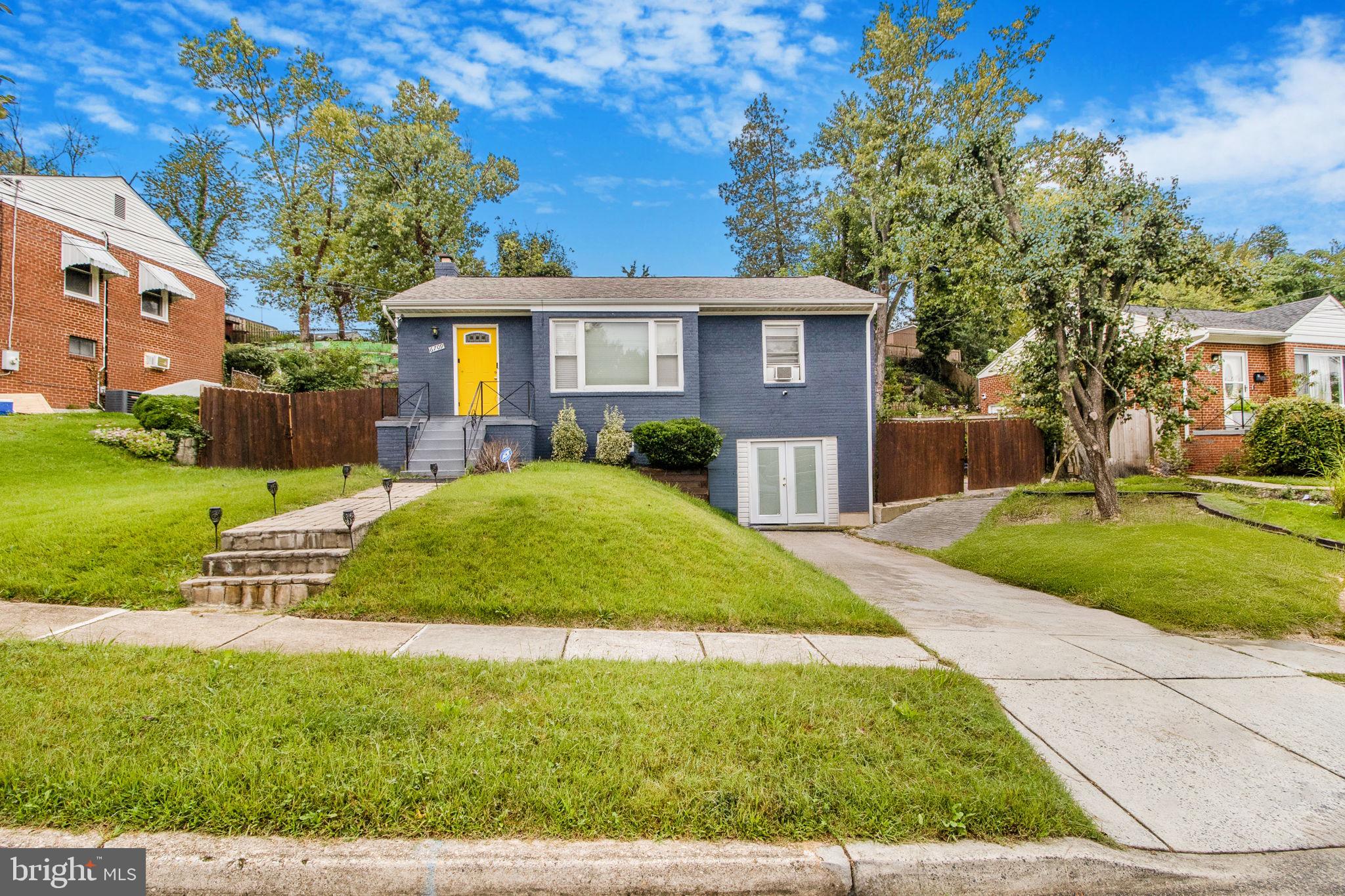 a view of a yard in front of a house