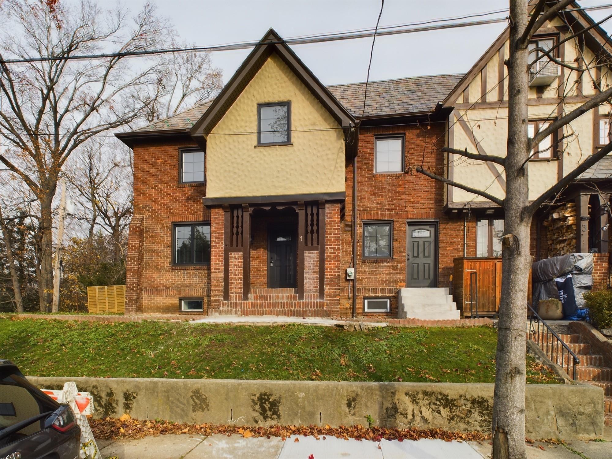 View of front facade featuring a front yard