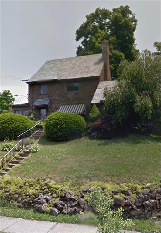 View of front of property featuring a front lawn