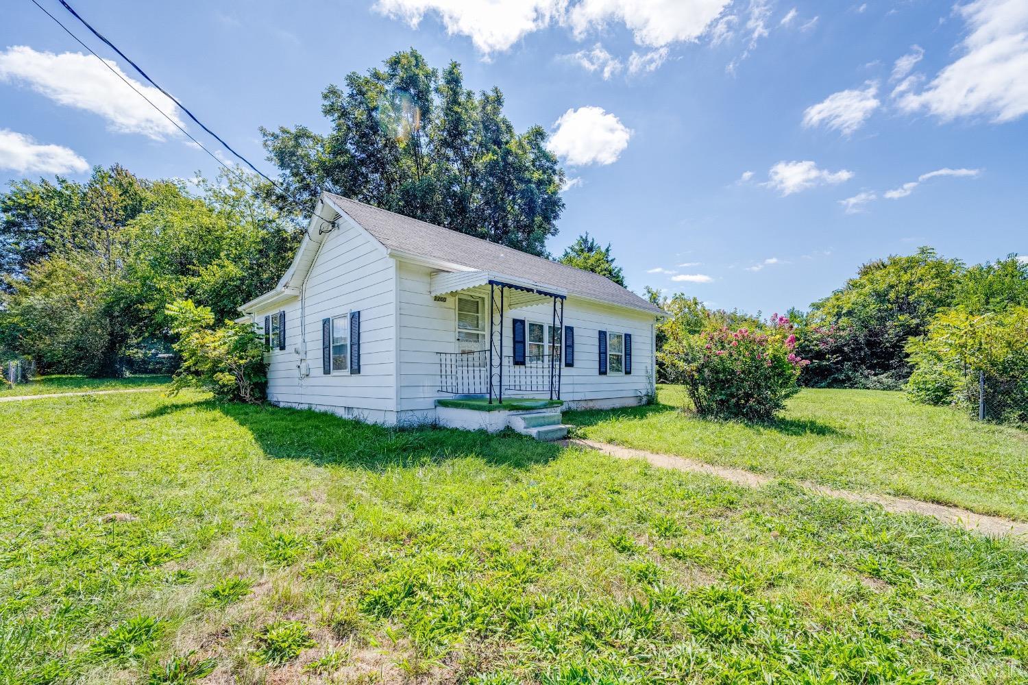 a view of a house with backyard and garden