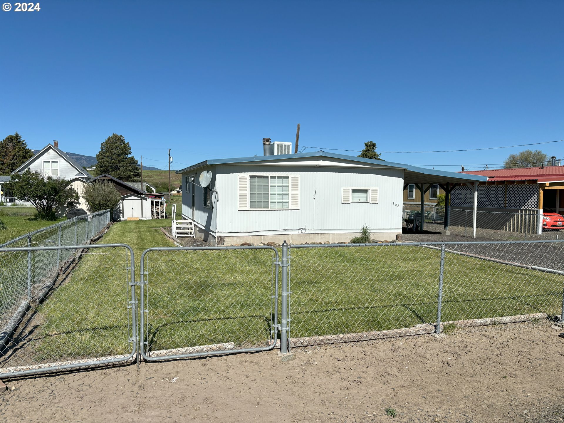 a view of a house with a backyard