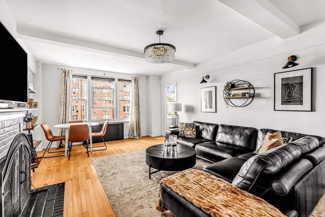 $2,400,000 | 302 West 12th Street, Unit 10D | West Village