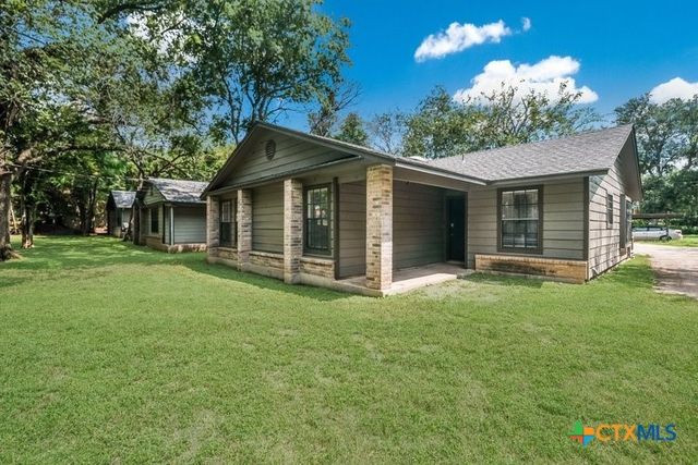 $395,000 | 1104 Academy Street | Alamo