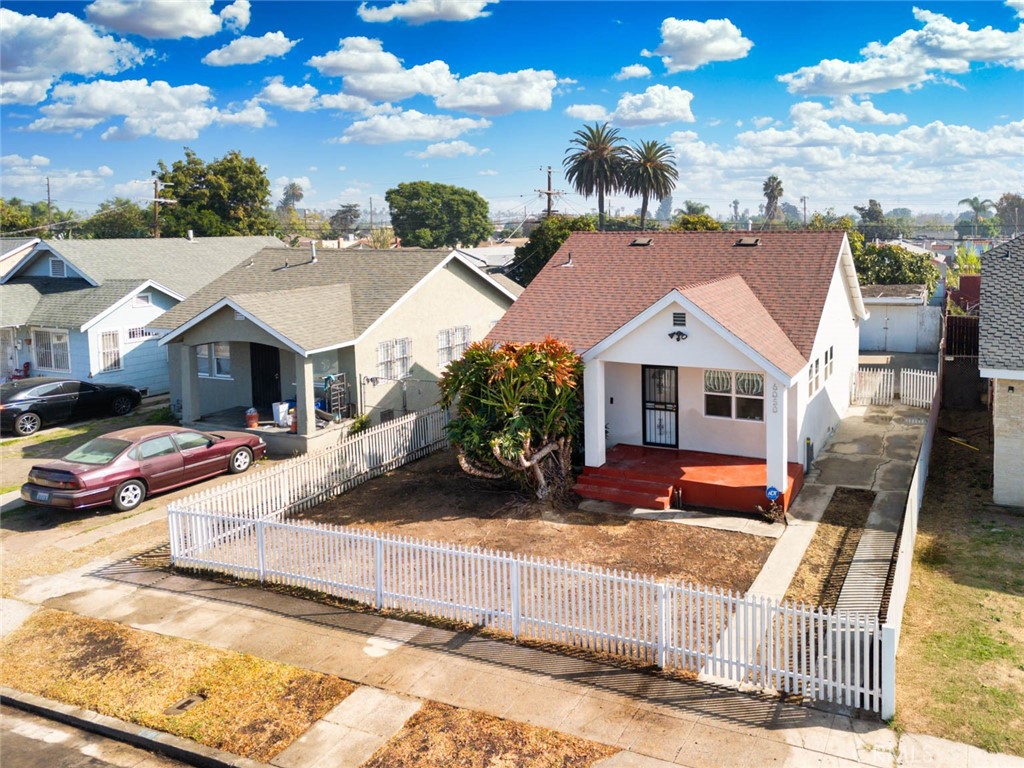 a view of multiple houses with a yard