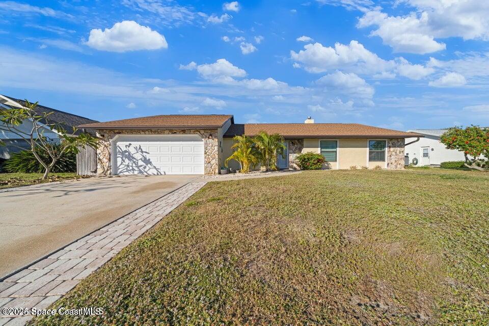 a view of house with a big yard