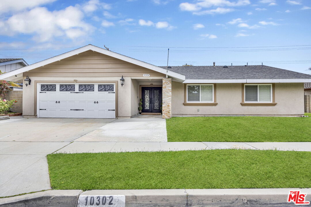 a view of outdoor space yard and front view of a house