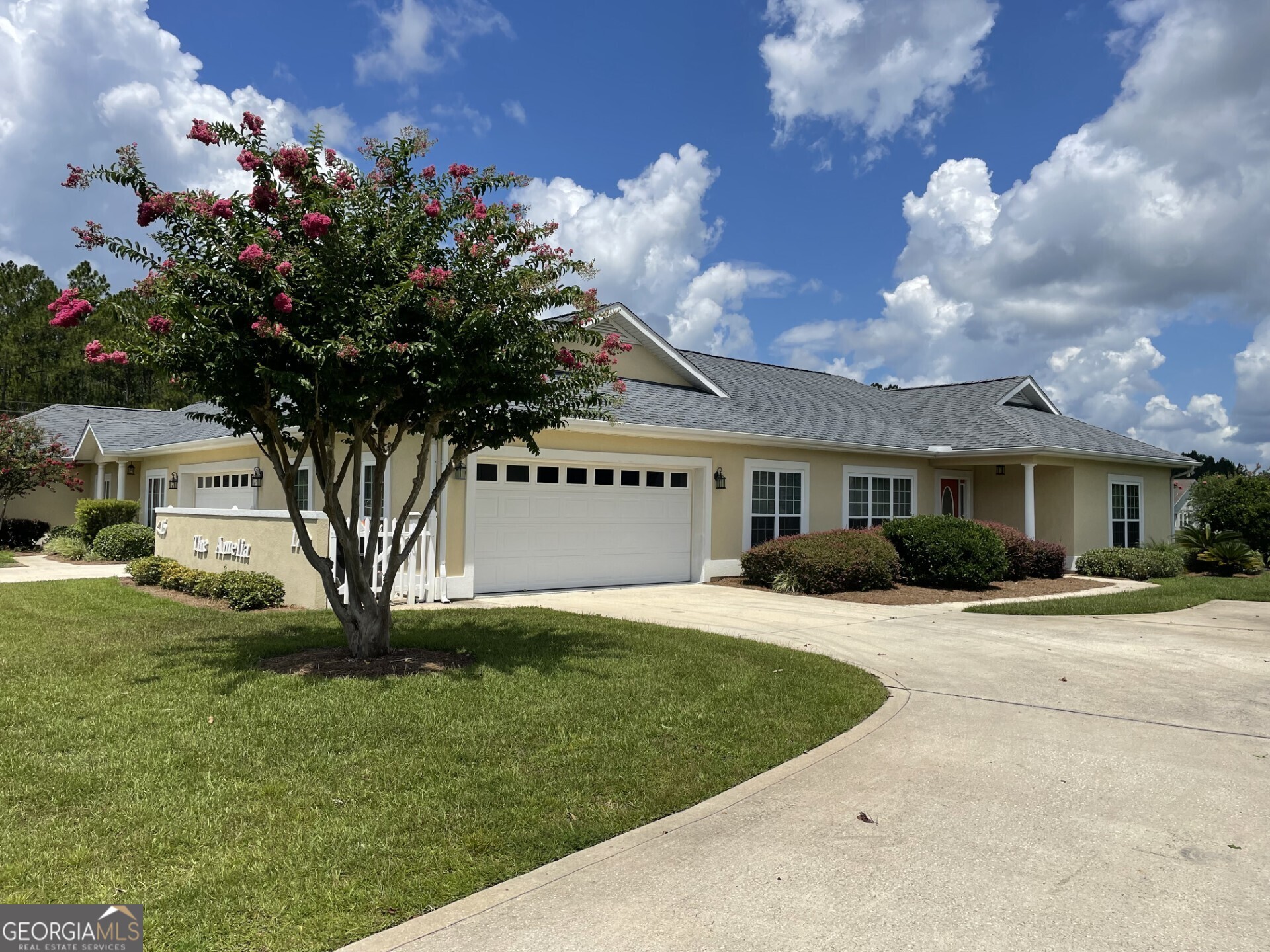 a view of a house with a yard