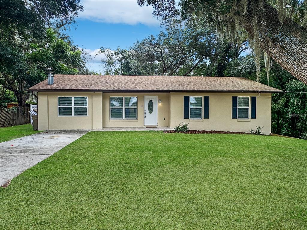 a view of a house with a yard