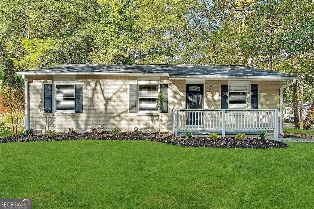 a view of front of a house with a yard