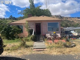 a front view of house with yard