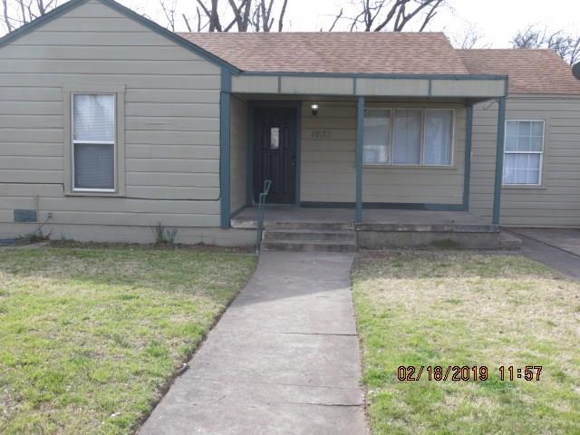 a view of house with backyard of the house