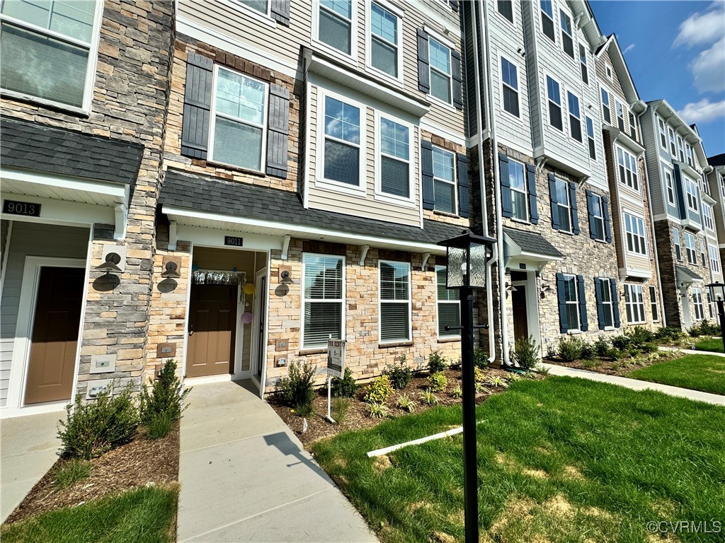 View of front facade featuring a front lawn