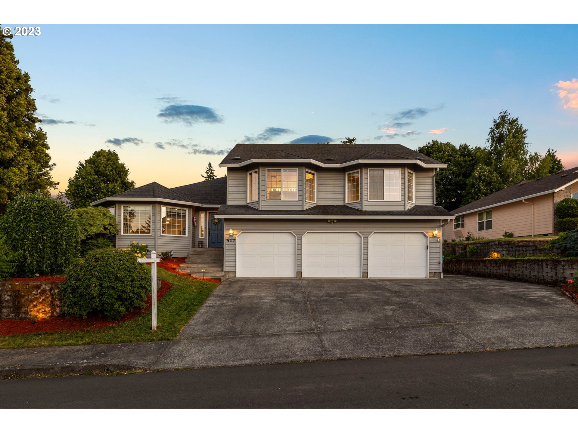 a view of a front of house with a yard