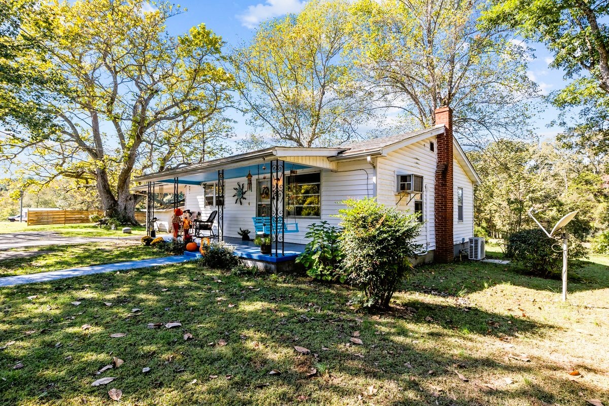 a view of a house with a yard