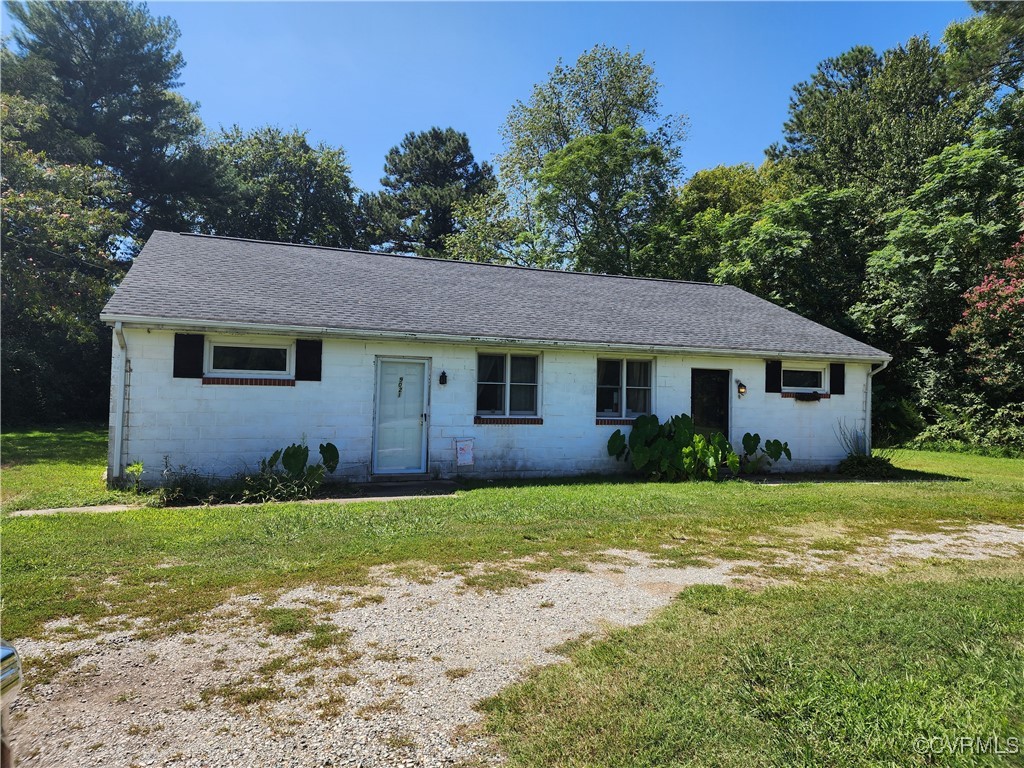 Ranch-style house with a front lawn