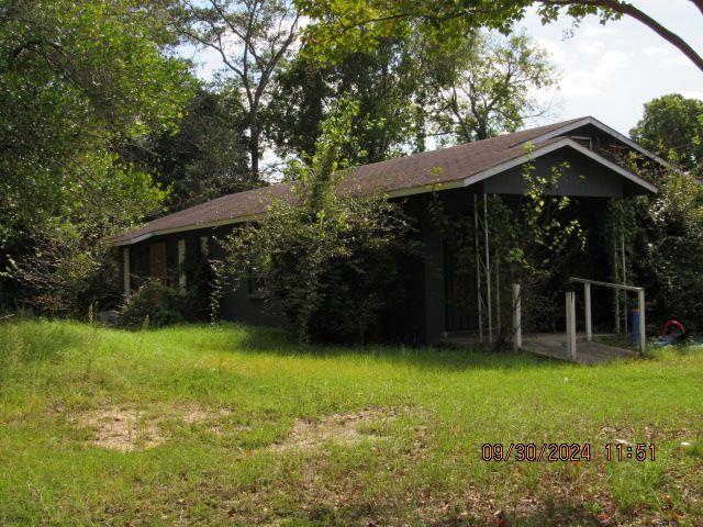 a view of a house with backyard and garden