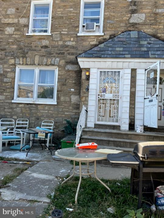 a backyard that has a table and chairs