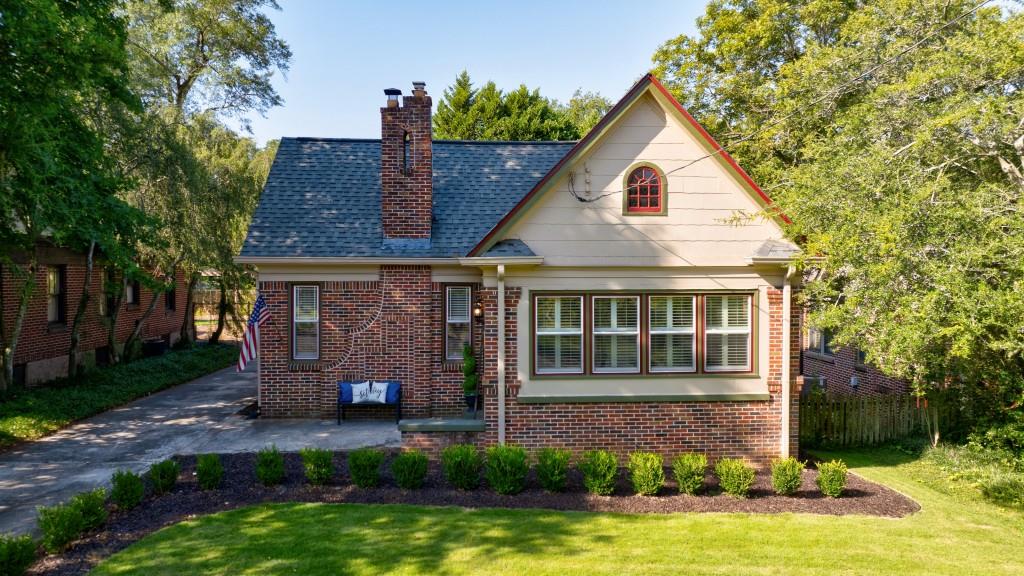 a view of a house with a yard