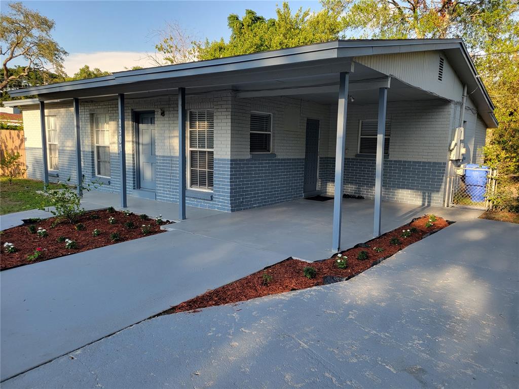 a view of a house with garage