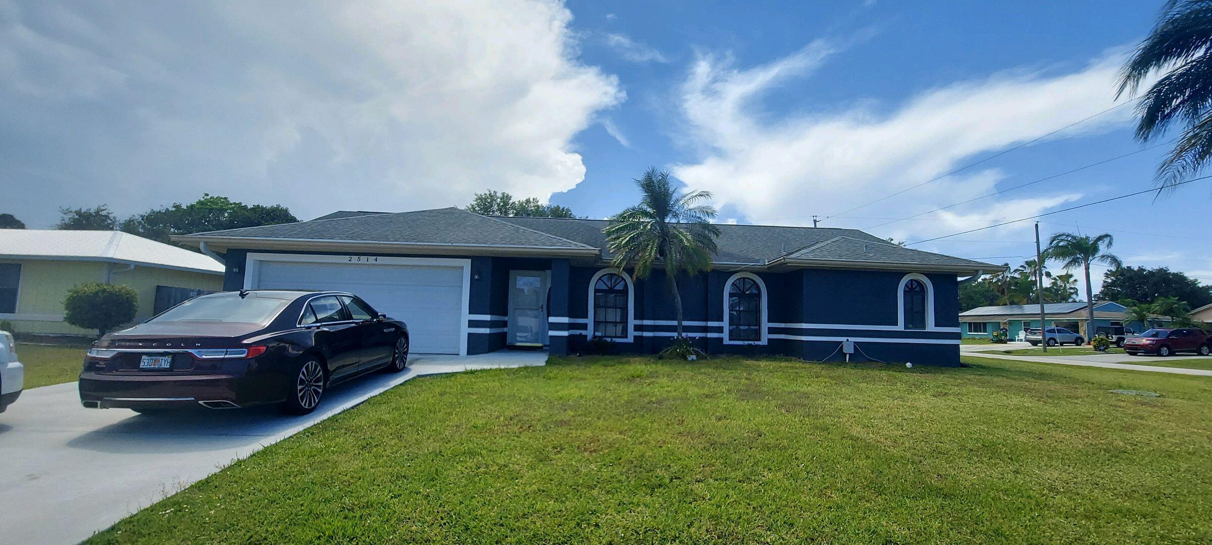 a view of a house with a yard