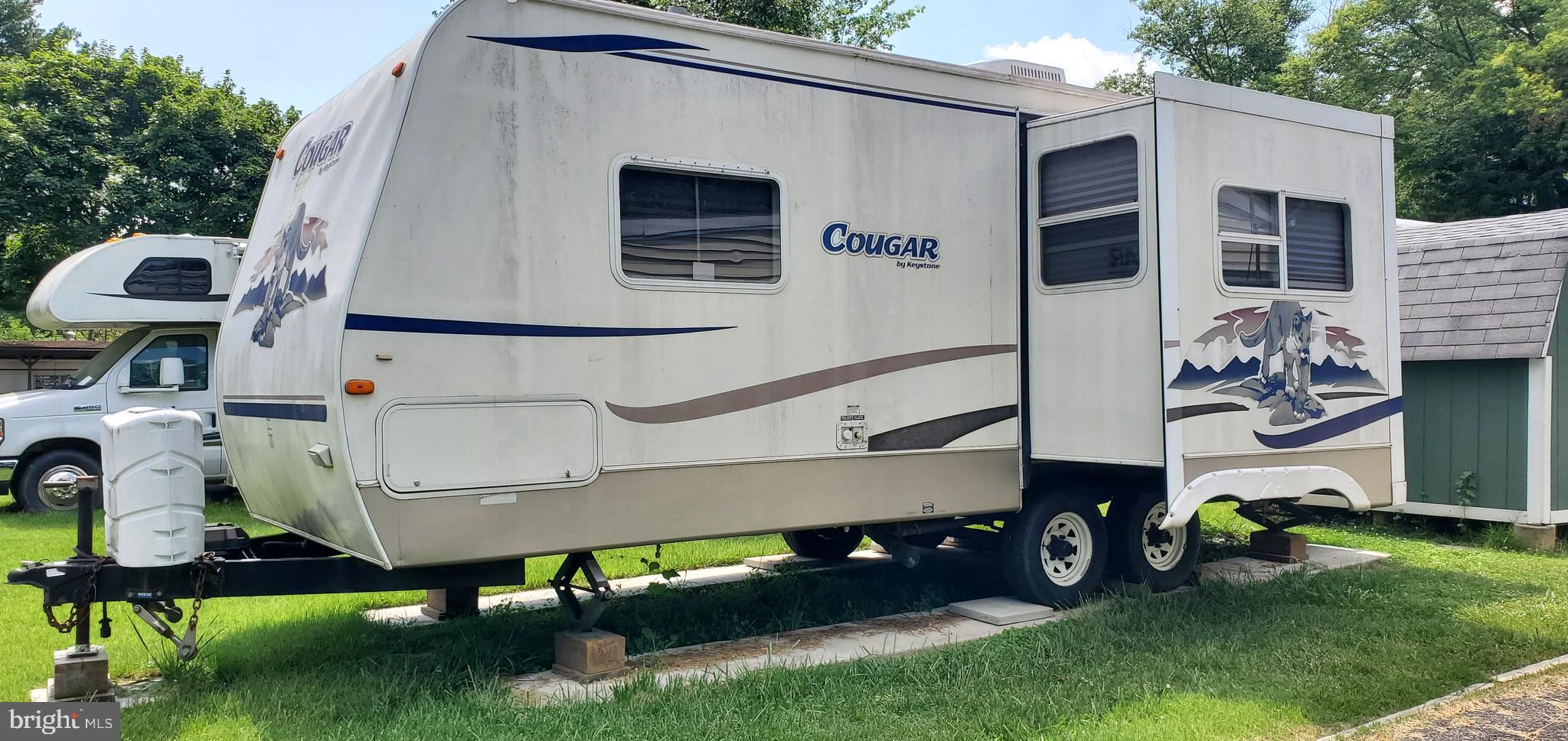 2006 KEYSTONE COUGAR  WITH BUMP OUT/ CONCRETE SLAB