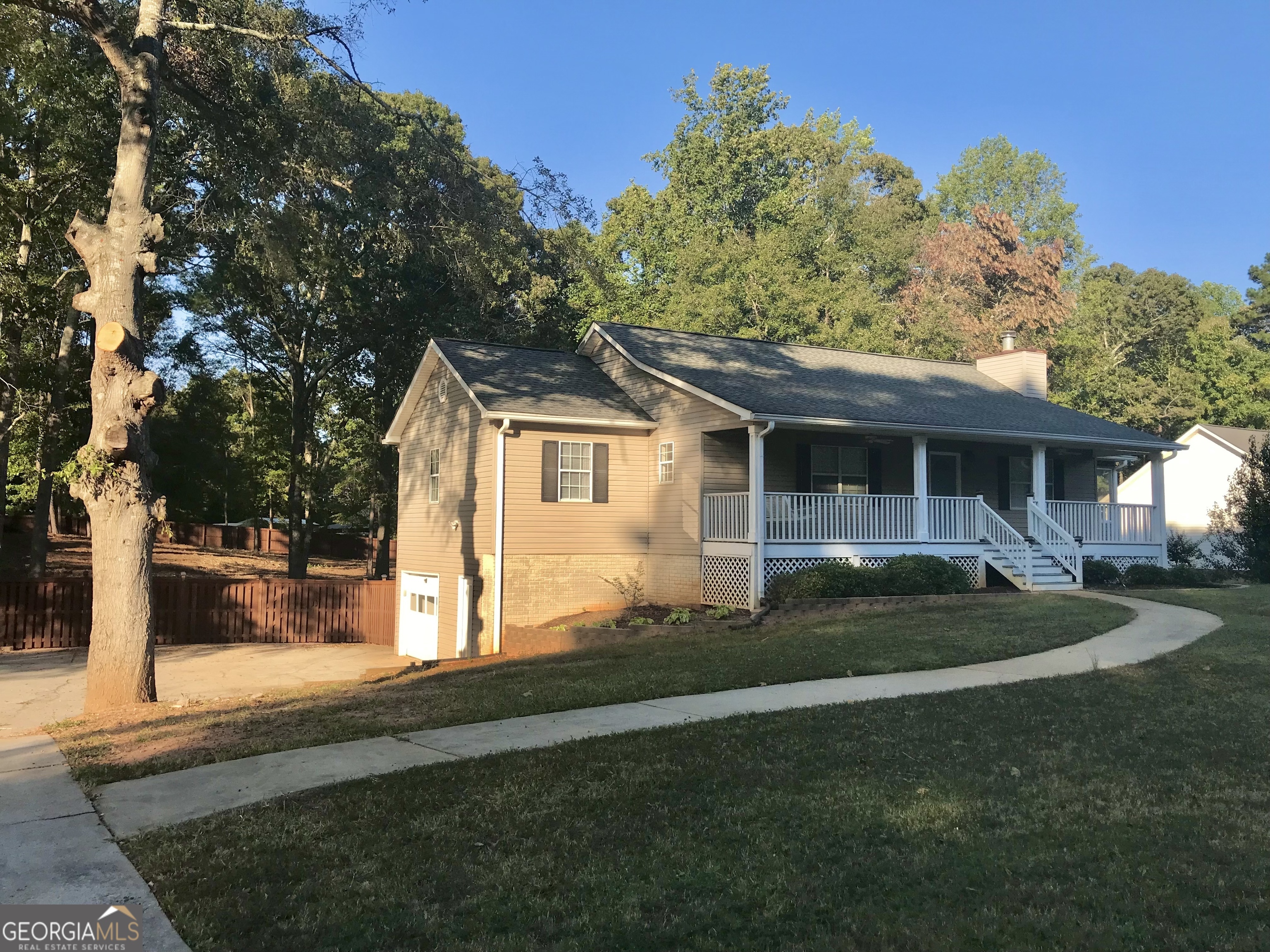 a view of a yard in front of house