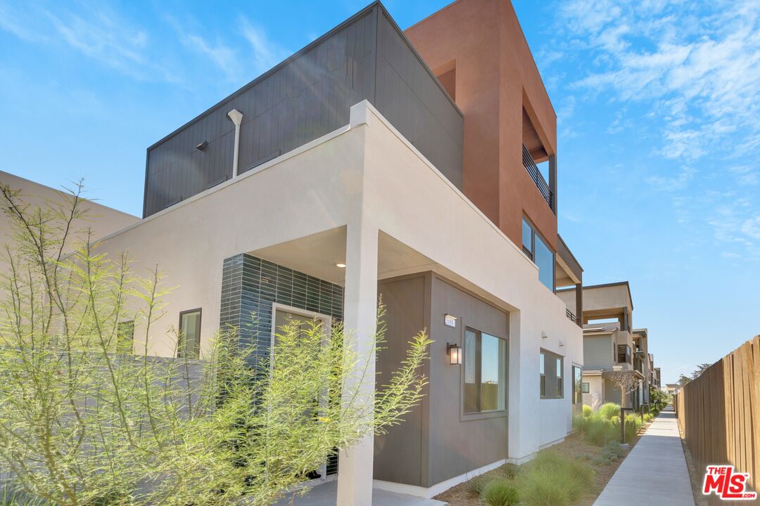 a view of a back yard of the house