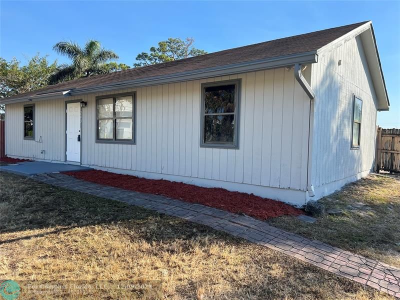 a view of back yard of the house