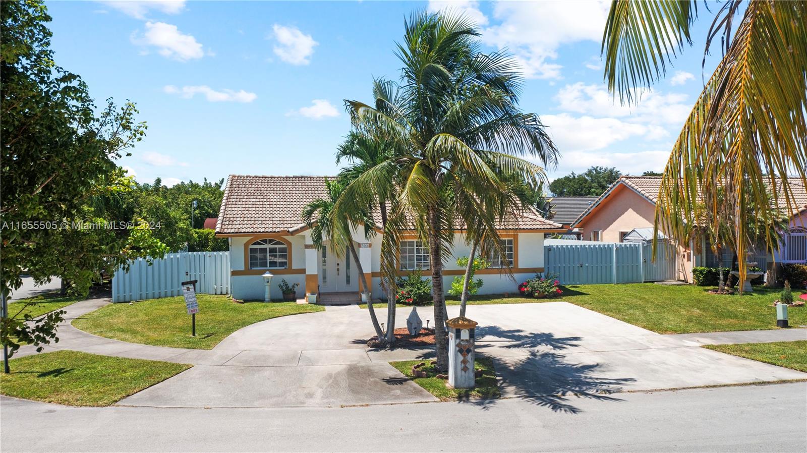 a view of a yard in front of a house