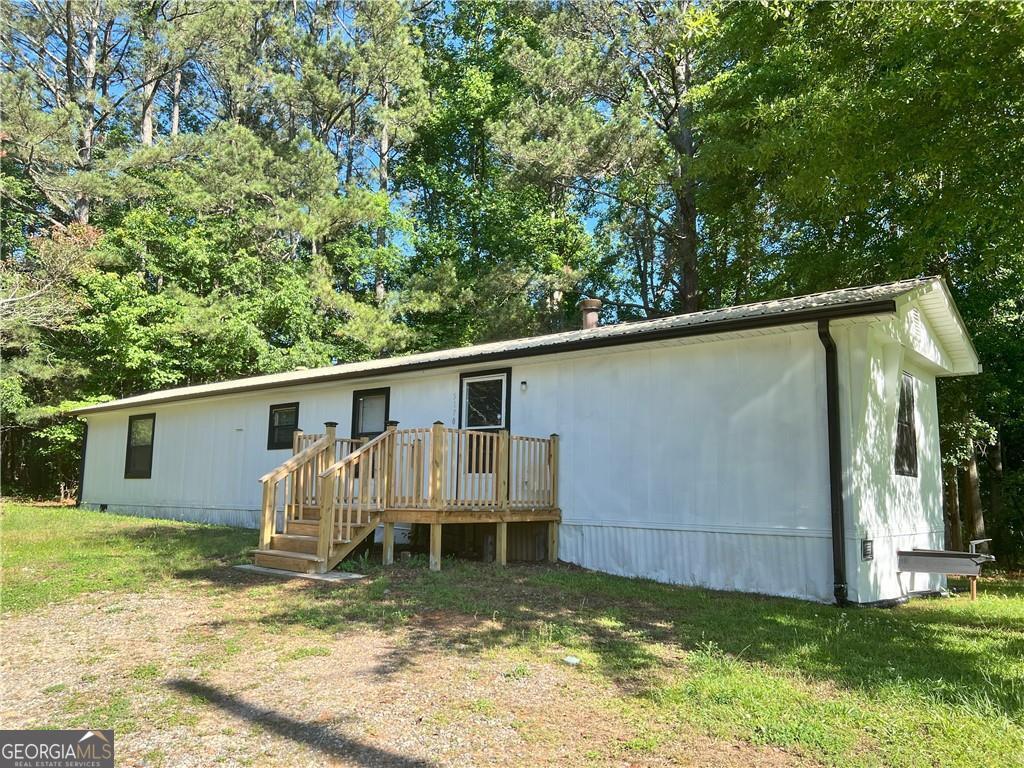 a view of a backyard with small cabin