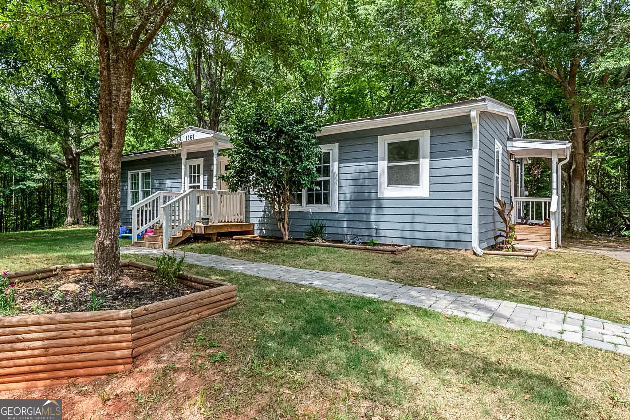 a view of a house with backyard