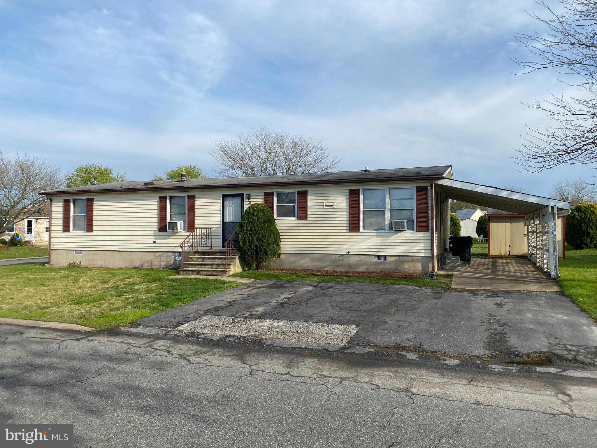 a view of a house with backyard and garden