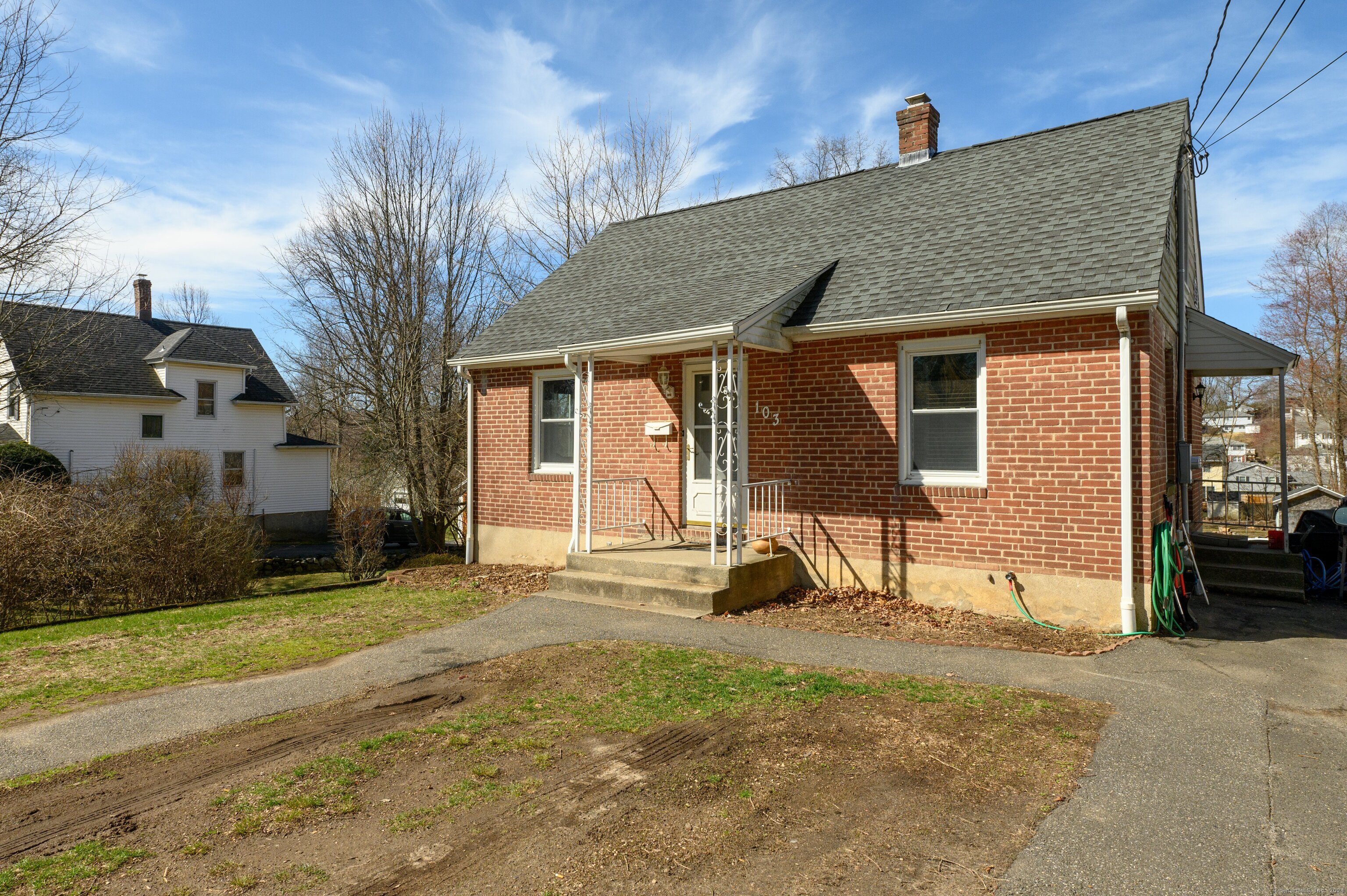 a view of a house with a yard