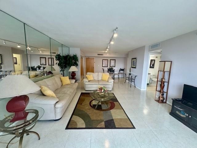 $495,000 | 9195 Collins Avenue, Unit 512 | Surfside