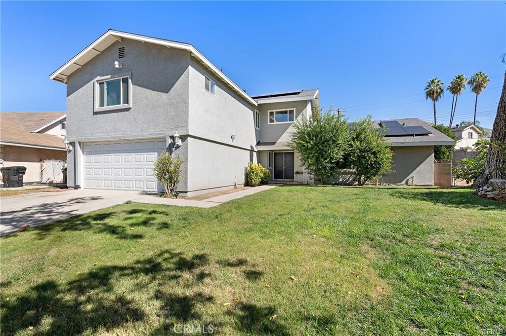 a view of a house with backyard and garden