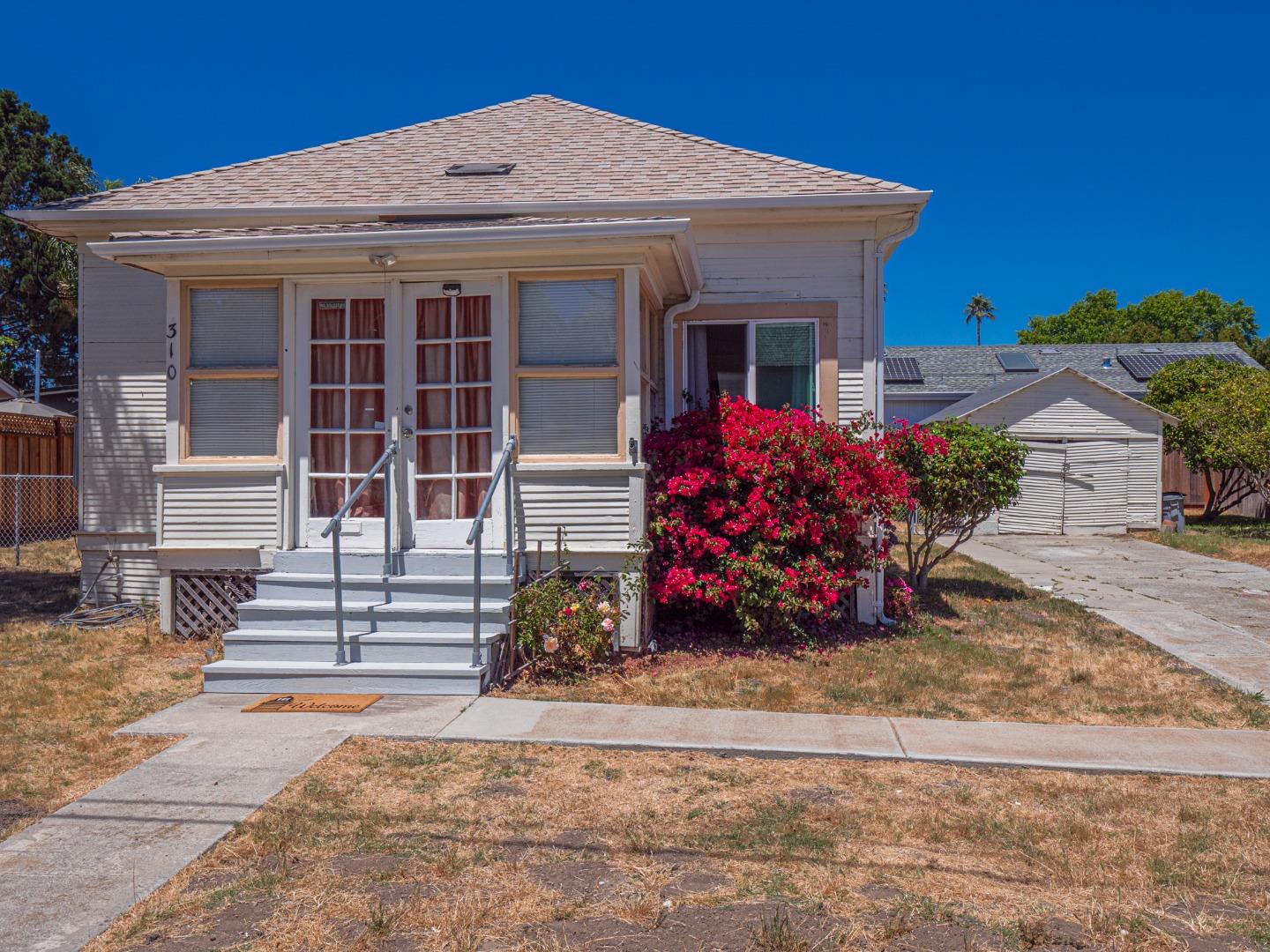 310 Walk Circle Santa Cruz CA 95060 Compass